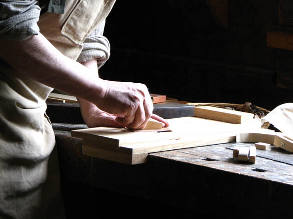 Nacemos de la influencia y formación  heredada en el sector de la <strong>carpintería de madera y ebanistería  en Polop.</strong>